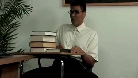 Две веселые студентки захотели посмотреть на хуй ботаника