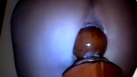 Насадилась очком на стойку кровати