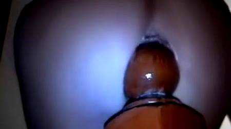 Насадилась очком на стойку кровати