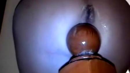 Насадилась очком на стойку кровати