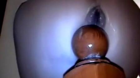 Насадилась очком на стойку кровати