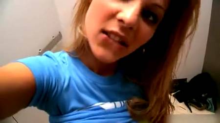 Молодая блондиночка показывает класс