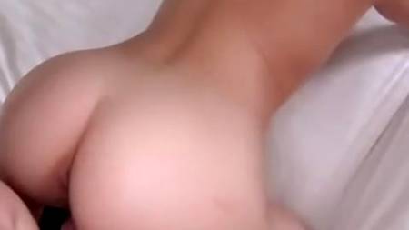 Обаятельная крошка пристроилась на член