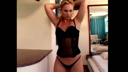 Смуглые парни трут белую девку в анус и щель