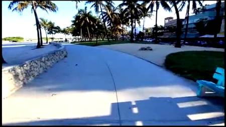 Как эта малышка работает своей попой!