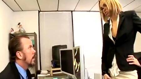 Девка из налоговой службы трахается с боссом и секретаршей