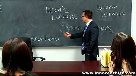 Профессор поставил студентку раком