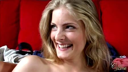 К спящему парню прилетели три голые феи