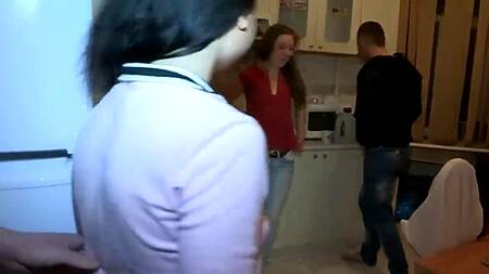 Студенты вместо настольных игр занимаются групповым сексом