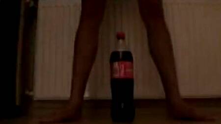 Загорелая телка с маленькими сиськами садится на бутылку