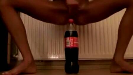 Загорелая телка с маленькими сиськами садится на бутылку