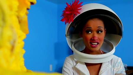 Озорная Сэнди смачно отсасывает хуй Губки Боба