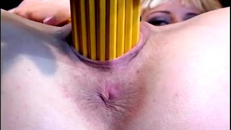 Трахали блондинку в обе дырки и совали в нее разные вещи