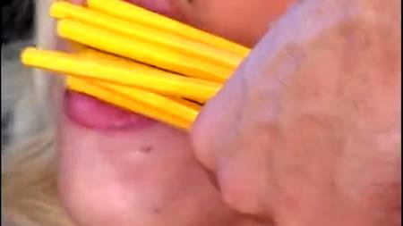 Трахали блондинку в обе дырки и совали в нее разные вещи