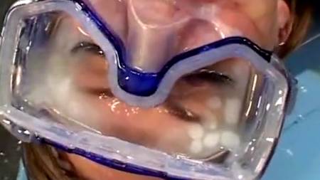 Фея в маске принимает сперму на лицо