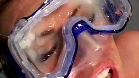 Фея в маске принимает сперму на лицо