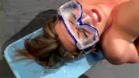 Фея в маске принимает сперму на лицо