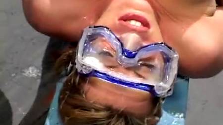 Фея в маске принимает сперму на лицо