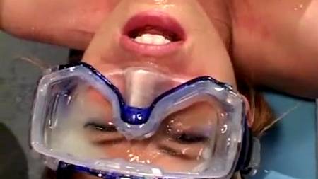 Фея в маске принимает сперму на лицо
