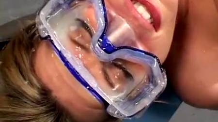 Фея в маске принимает сперму на лицо