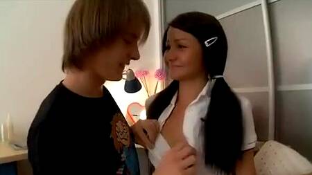 Студентка с любимым парнем ебется в попку вместо учебы