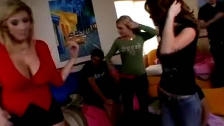 Роскошная мамка кувыркается с молодым пацаном