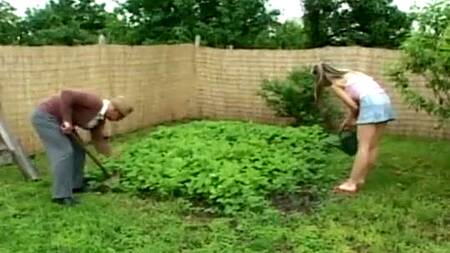 Милая девушка на даче ебется с другом дедушки