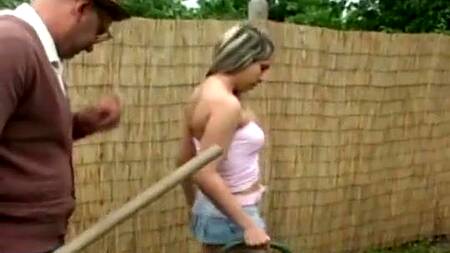 Милая девушка на даче ебется с другом дедушки