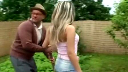 Милая девушка на даче ебется с другом дедушки