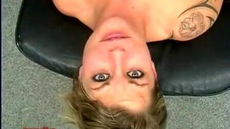 Блондинка запрокидывает голову и разрешает ебать себя в глотку