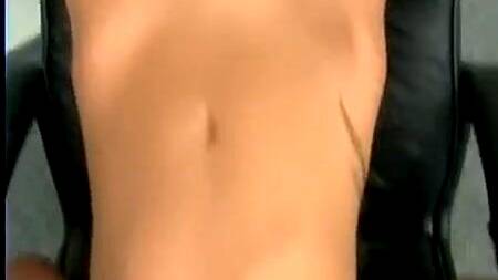 Блондинка запрокидывает голову и разрешает ебать себя в глотку