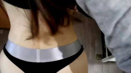 Чувак снимает от первого лица как сношает сзади красивую девушку