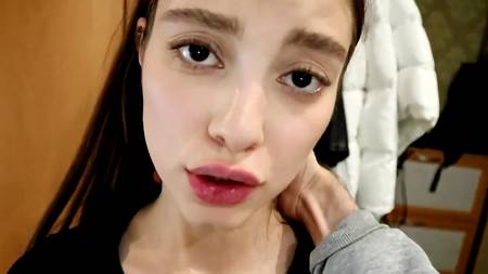 Чувак снимает от первого лица как сношает сзади красивую девушку