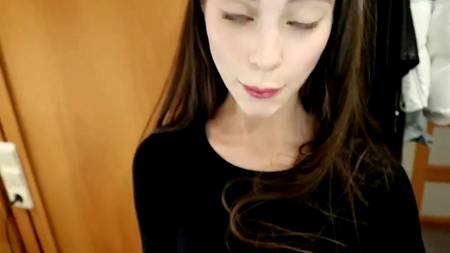 Чувак снимает от первого лица как сношает сзади красивую девушку