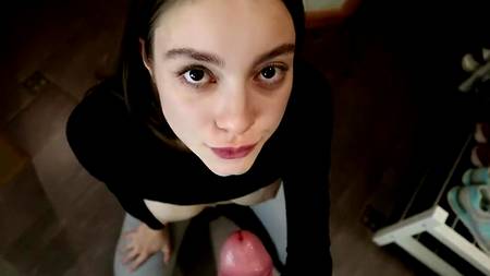 Чувак снимает от первого лица как сношает сзади красивую девушку