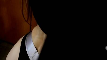 Чувак снимает от первого лица как сношает сзади красивую девушку