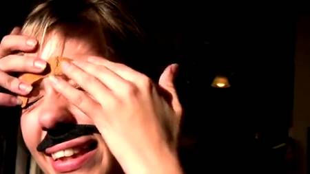 Сексуальная блондинка трахается со своими хахалями, где попало