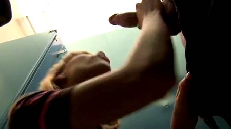 Сексуальная блондинка трахается со своими хахалями, где попало