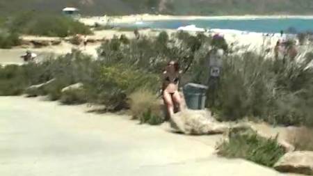 Худую девку дерут колхозом в микроавтобусе