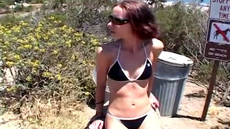 Худую девку дерут колхозом в микроавтобусе