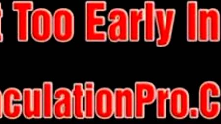 Худая блондинка с силиконовыми сиськами кончает от жаркой ебли