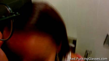 Сочный перепих в общественном сортире