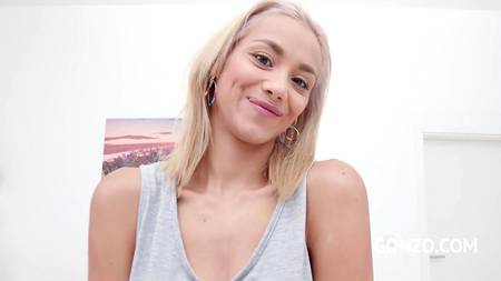 Крепкие мужики оприходовали со всех сторон няшную длинноногую блондинку