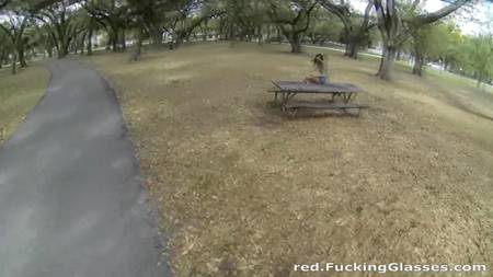 нимфа-очкарик заработала своей дыркой