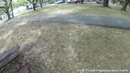 нимфа-очкарик заработала своей дыркой