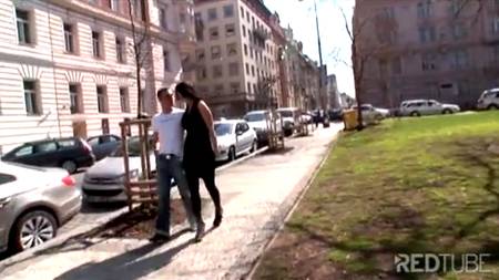 Бисексуальные любовники трахаются с брюнеткой