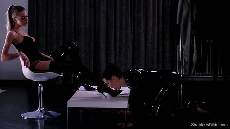 Лесбиянка в латексном костюме ебет подругу длинным страпоном