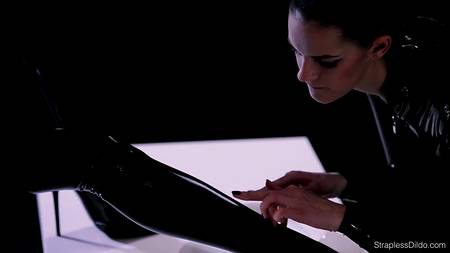 Лесбиянка в латексном костюме ебет подругу длинным страпоном