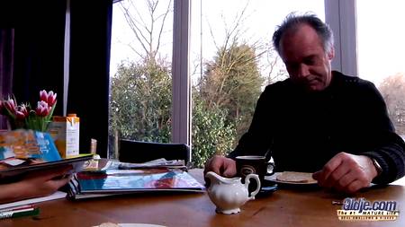 Старый кобель отымел за завтраком молодую брюнетку с классной попкой