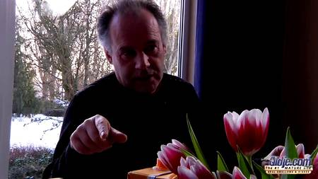 Старый кобель отымел за завтраком молодую брюнетку с классной попкой